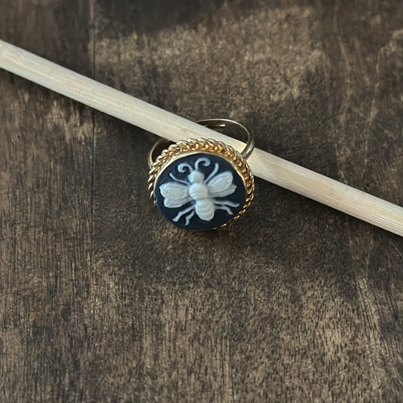 Bee Cameo Ring - Picture 2 of 4